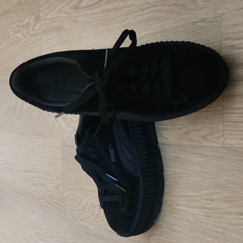 Size 9 Fenty Puma by Rihanna suede lace up sneaker